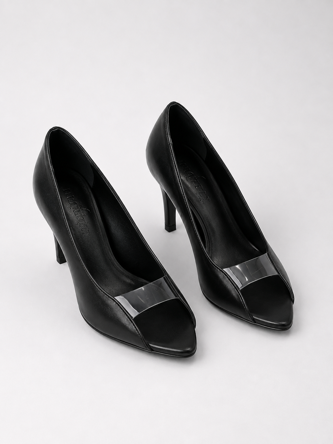 Scarpin com Peep Toe e Detalhe Metalizado
