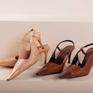 Scarpin Slingback Texturizado com Biqueira em Verniz