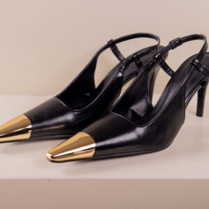 Scarpin Slingback Preto com Biqueira Metalizada Dourada